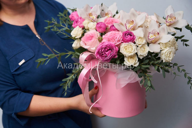 Пионовидная кустовая роза и орхидея в шляпной коробке 